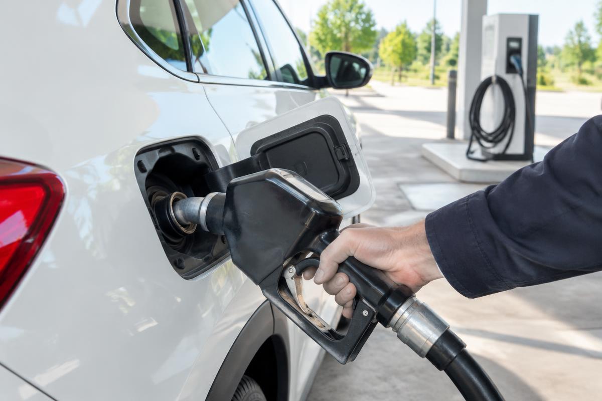 Imagem ilustrativa de abastecimento de gasolina em um híbrido plug-in