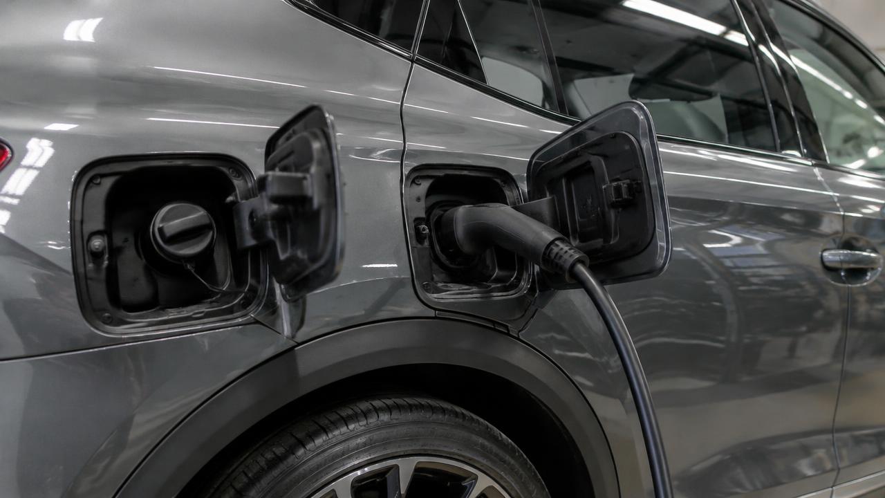 Ilustração de híbrido plug-in com tanque de combustível e tomada de recarga, tema de manutenção em Chapecó