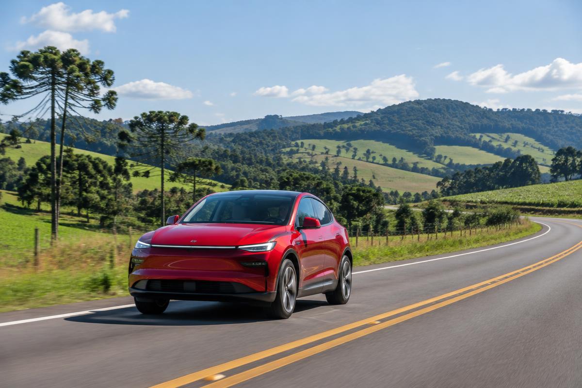 Imagem ilustrativa de carro elétrico em rodovia com relevo do Oeste catarinense; não representa um trecho específico de Santa Catarina